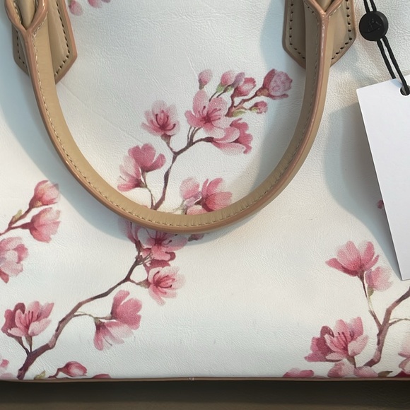 Brahim Carnation Duxberry with strap and original bag. Medium size at 10x5x14”. - Picture 6 of 7